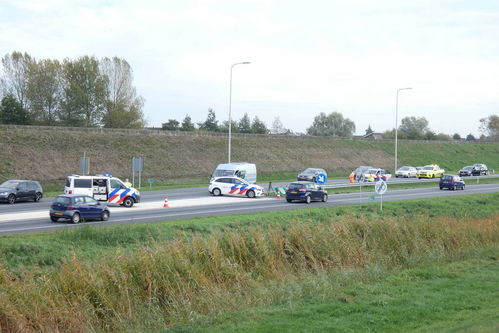 Bestelbus in botsing met politievoertuig