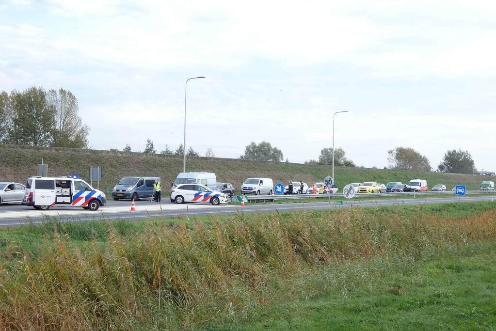 Bestelbus in botsing met politievoertuig