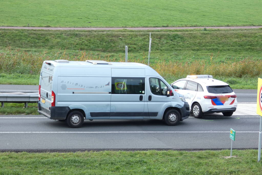 Bestelbus in botsing met politievoertuig
