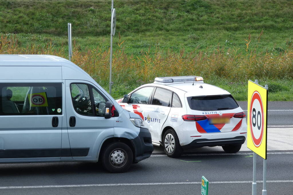Bestelbus in botsing met politievoertuig