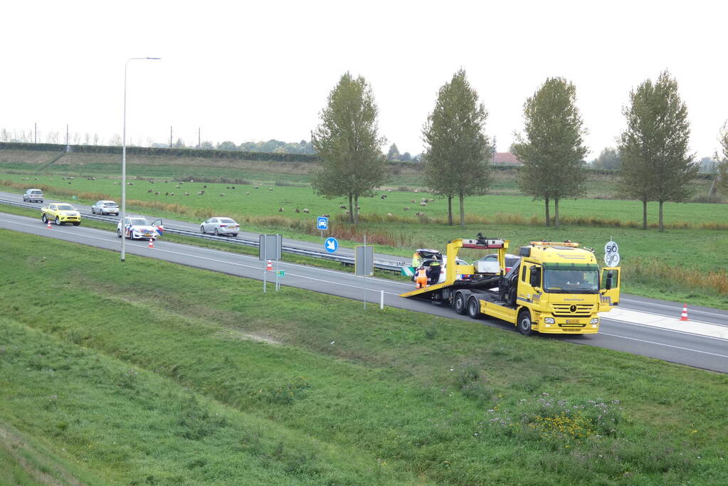 Bestelbus in botsing met politievoertuig