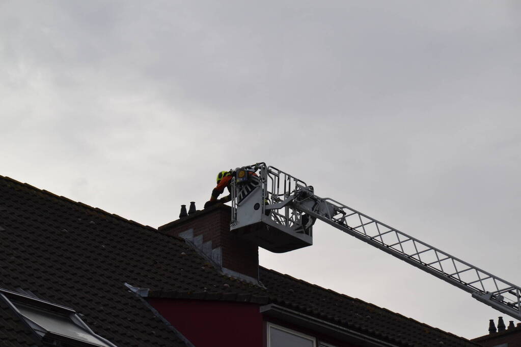 Kat van schoorsteen gehaald door brandweer