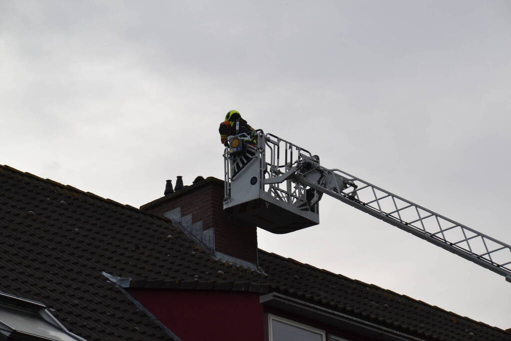 Kat van schoorsteen gehaald door brandweer