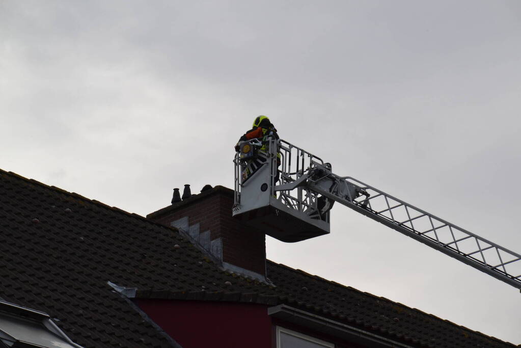 Kat van schoorsteen gehaald door brandweer