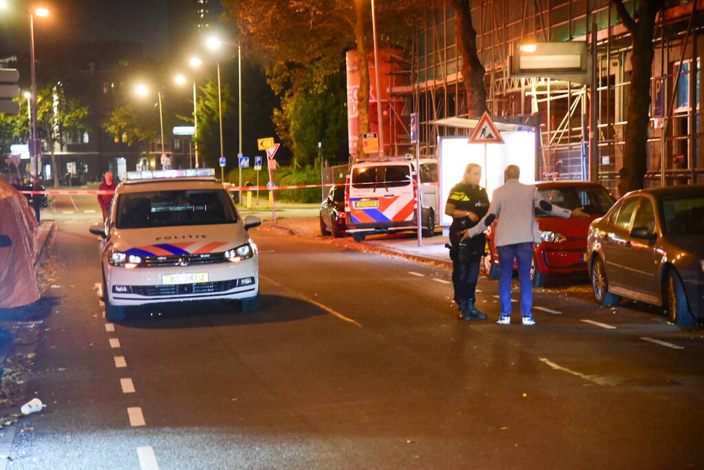 Persoon lost schoten op auto