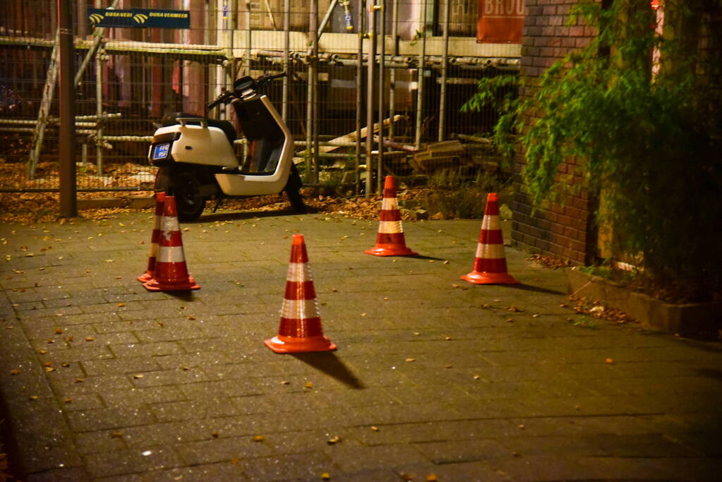 Persoon lost schoten op auto