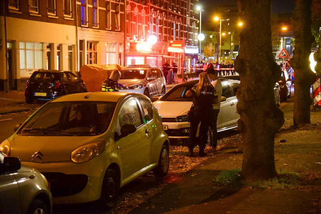 Persoon lost schoten op auto