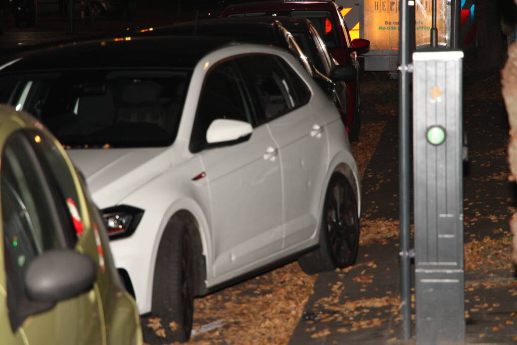 Persoon lost schoten op auto