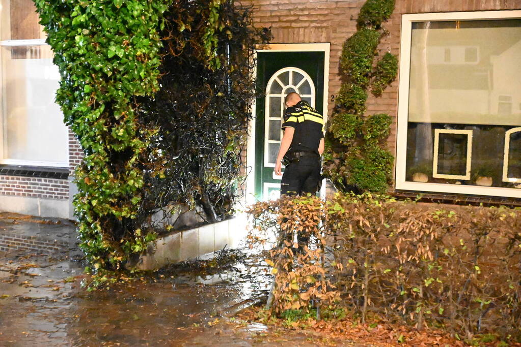 Heg bij voordeur in brand na harde knal