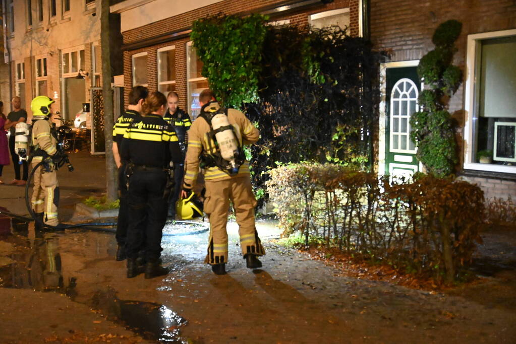 Heg bij voordeur in brand na harde knal