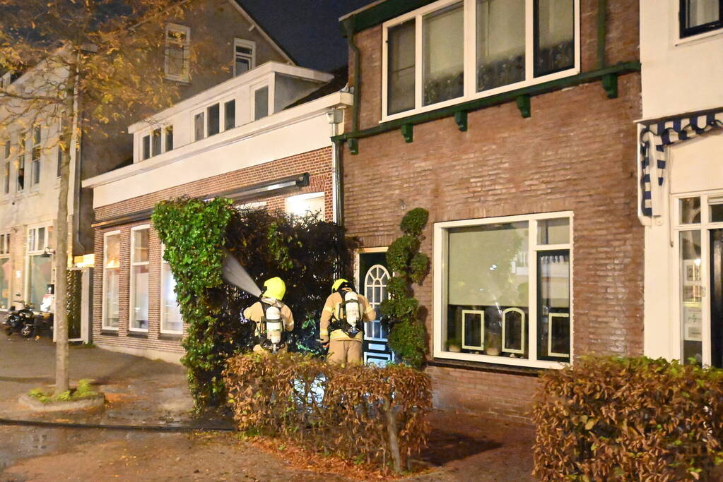 Heg bij voordeur in brand na harde knal