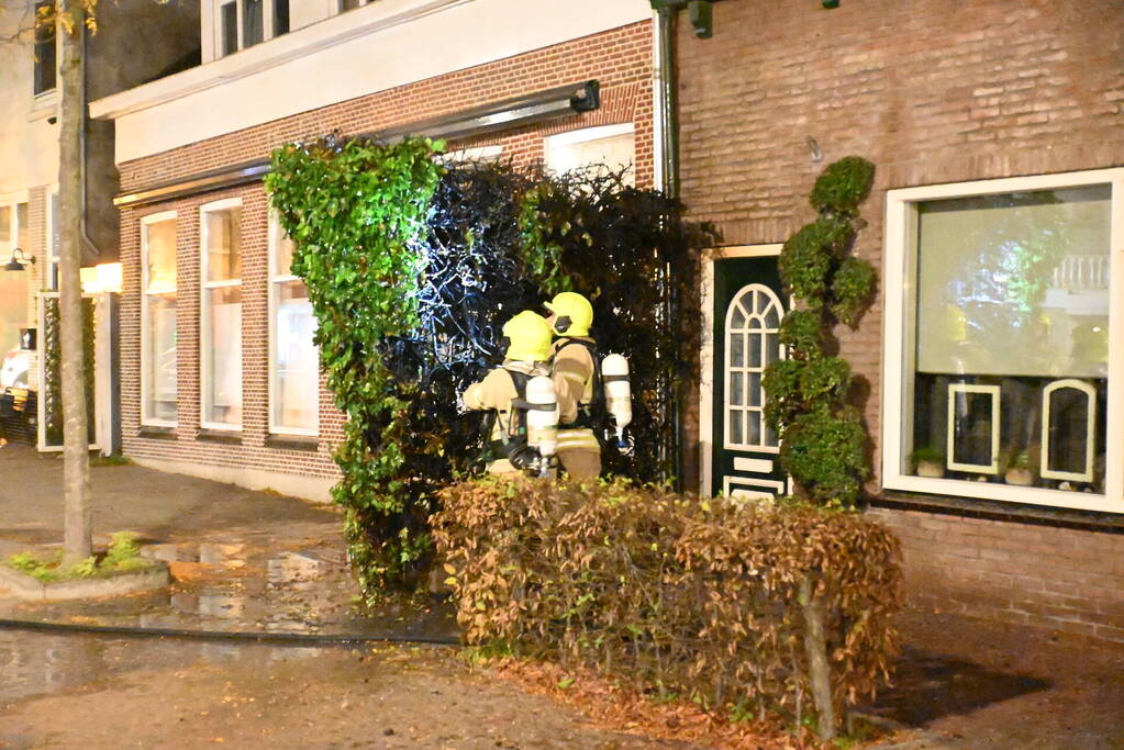 Heg bij voordeur in brand na harde knal