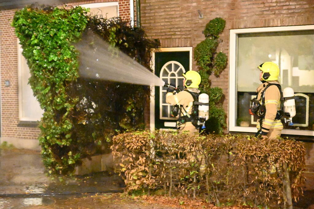 Heg bij voordeur in brand na harde knal