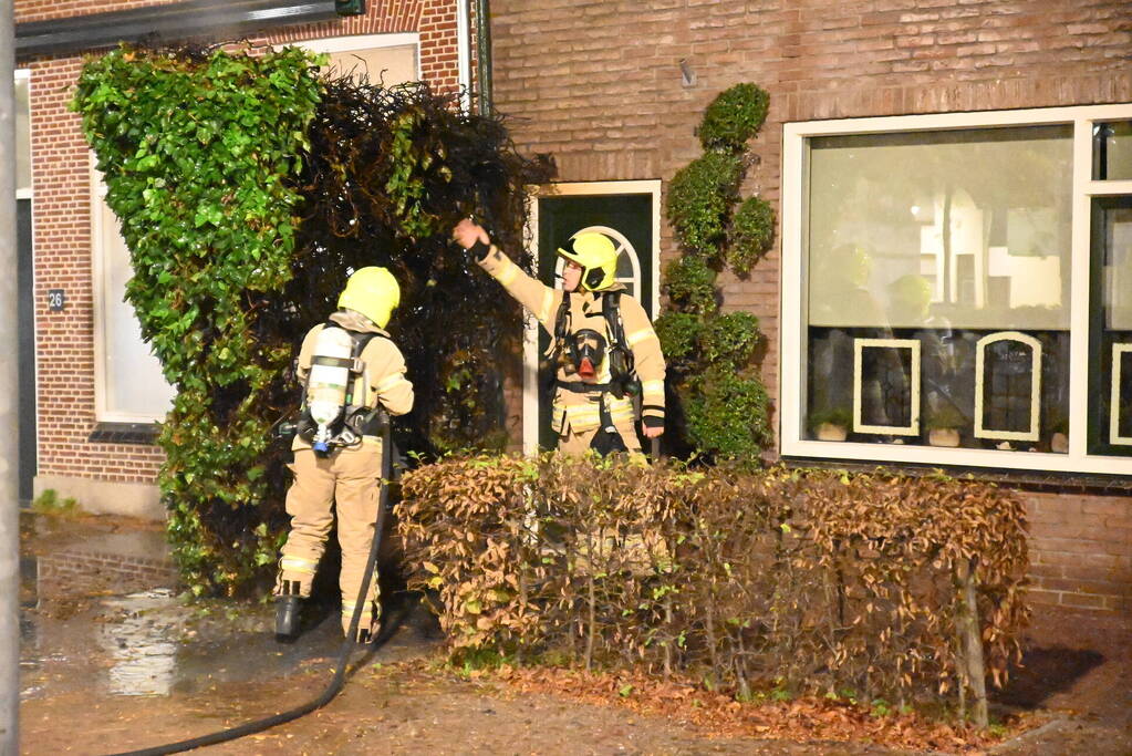 Heg bij voordeur in brand na harde knal