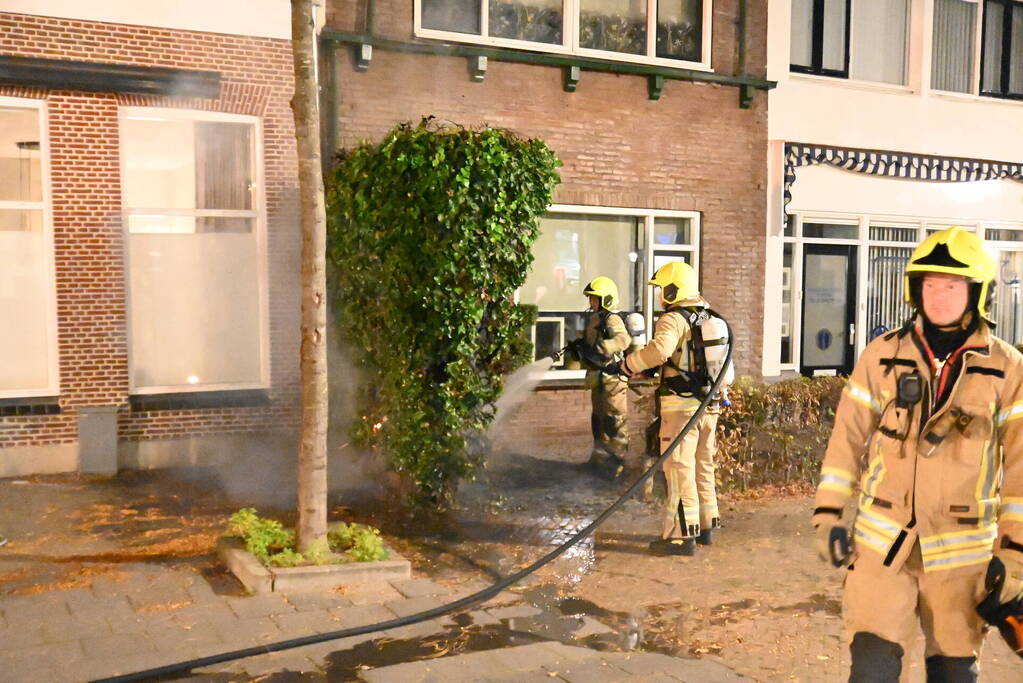 Heg bij voordeur in brand na harde knal