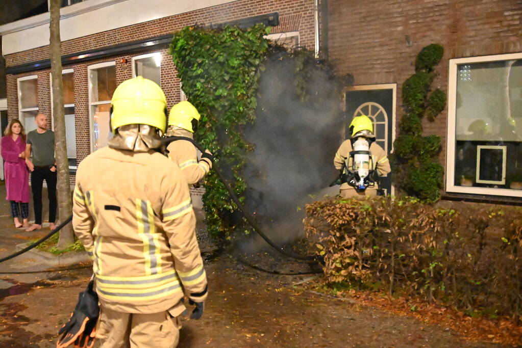 Heg bij voordeur in brand na harde knal