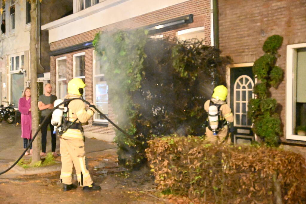 Heg bij voordeur in brand na harde knal