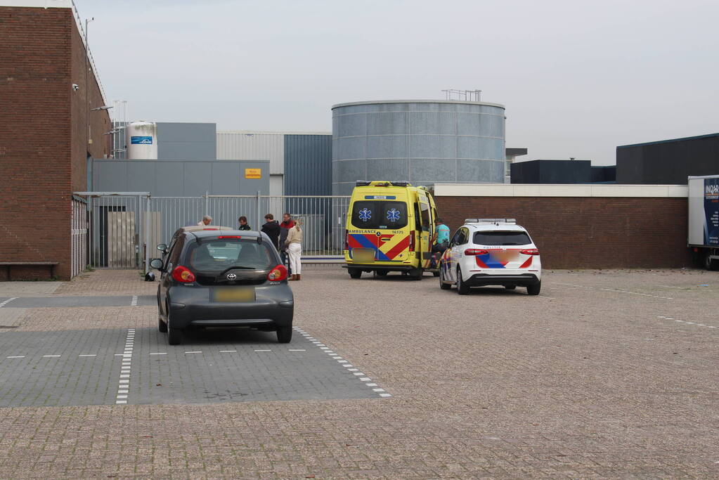 Scooterrijder gewond bij aanrijding met hek