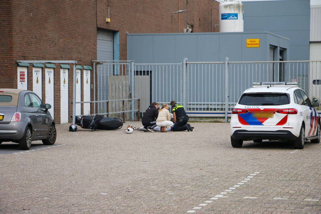 Scooterrijder gewond bij aanrijding met hek