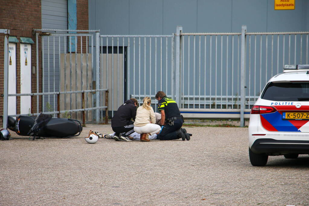 Scooterrijder gewond bij aanrijding met hek