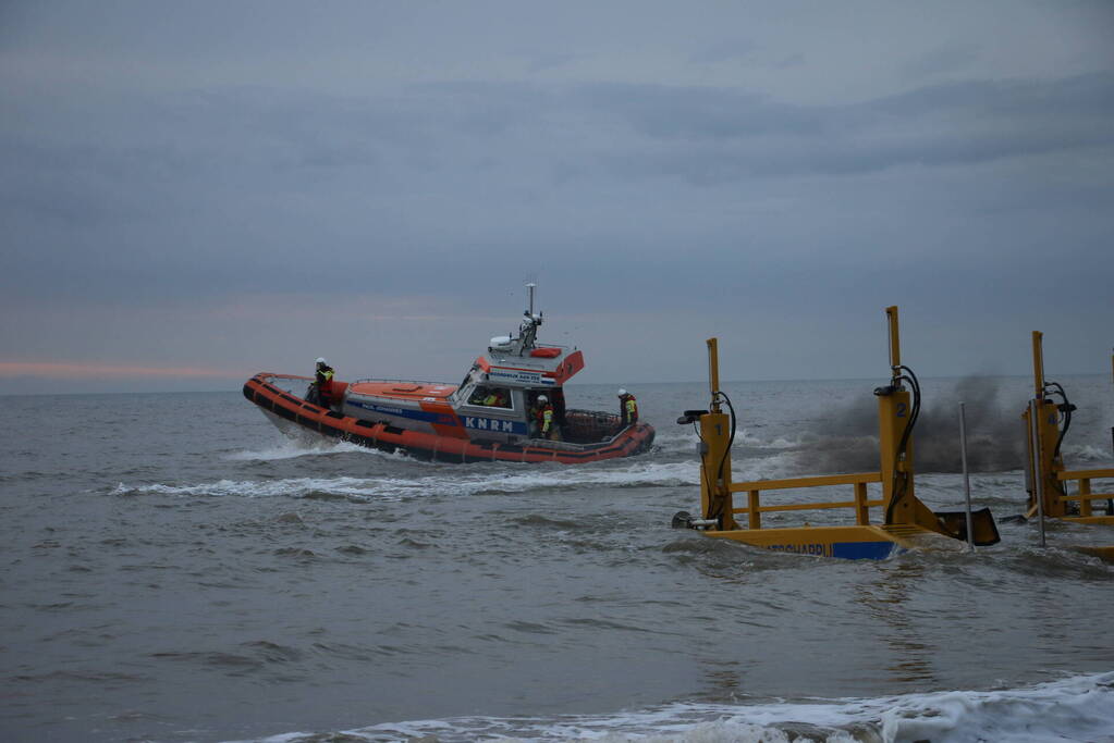 Kitesurfer gered uit zee door KNRM