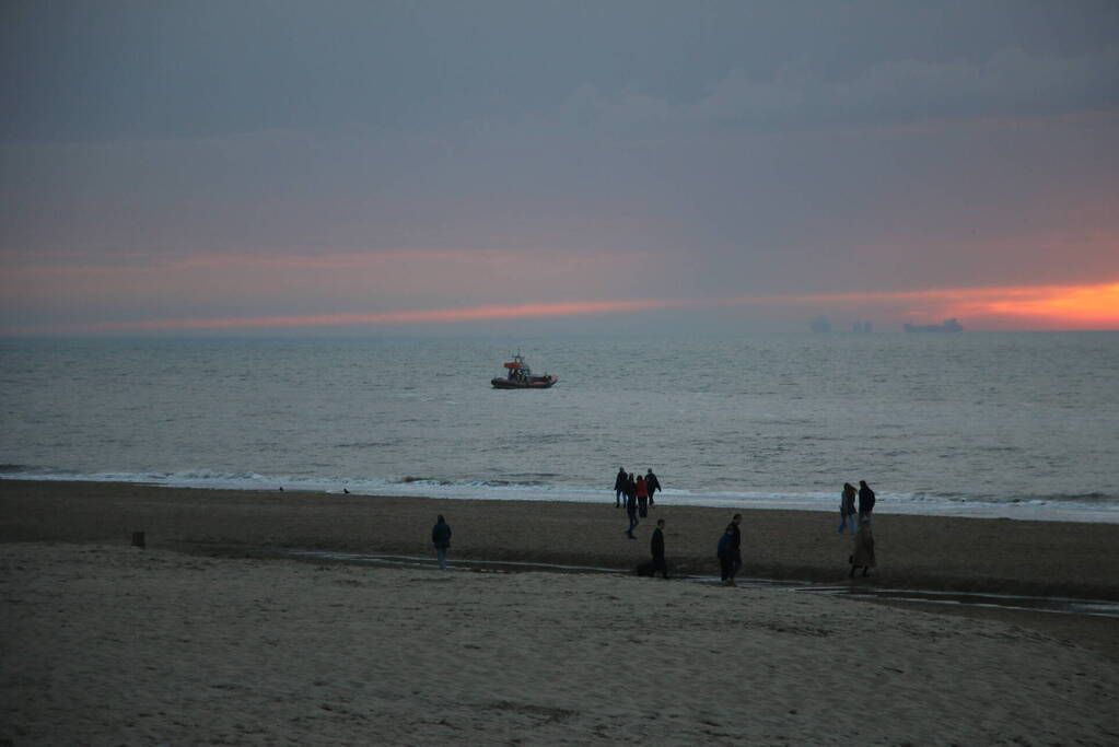 Kitesurfer gered uit zee door KNRM