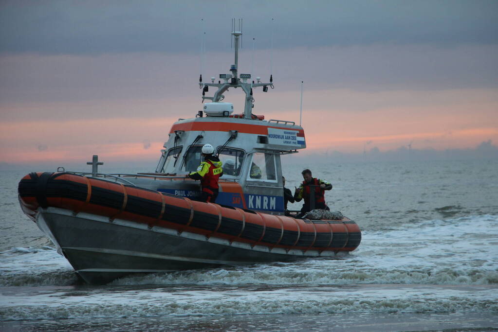 Kitesurfer gered uit zee door KNRM