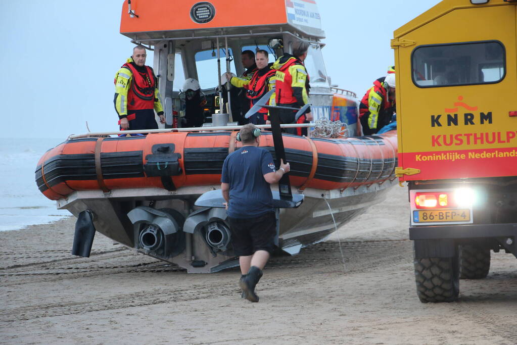 Kitesurfer gered uit zee door KNRM