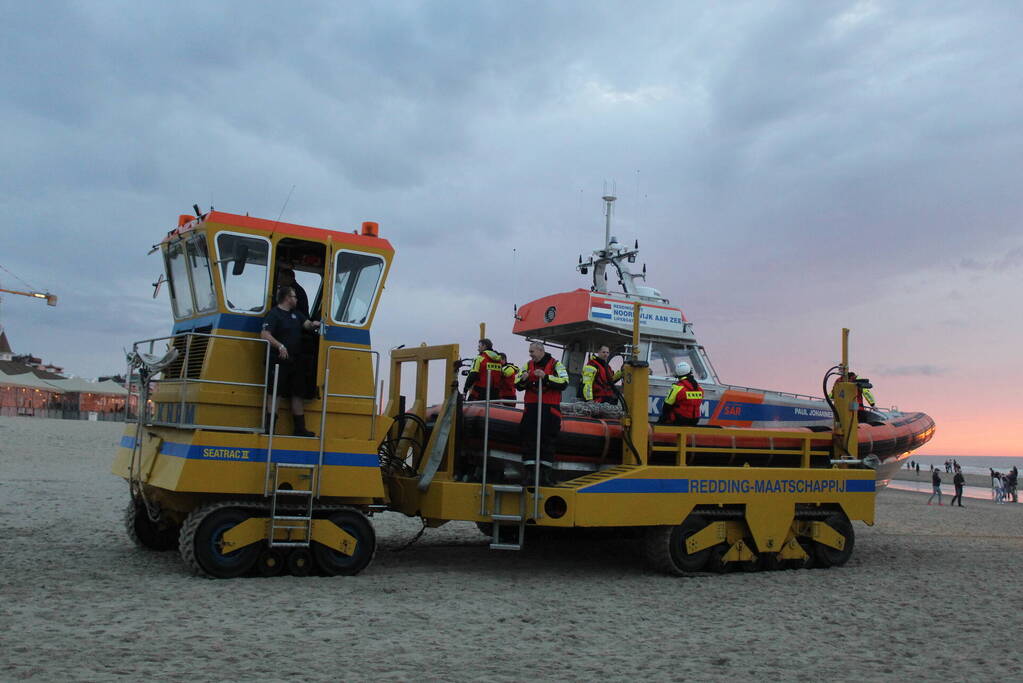 Kitesurfer gered uit zee door KNRM