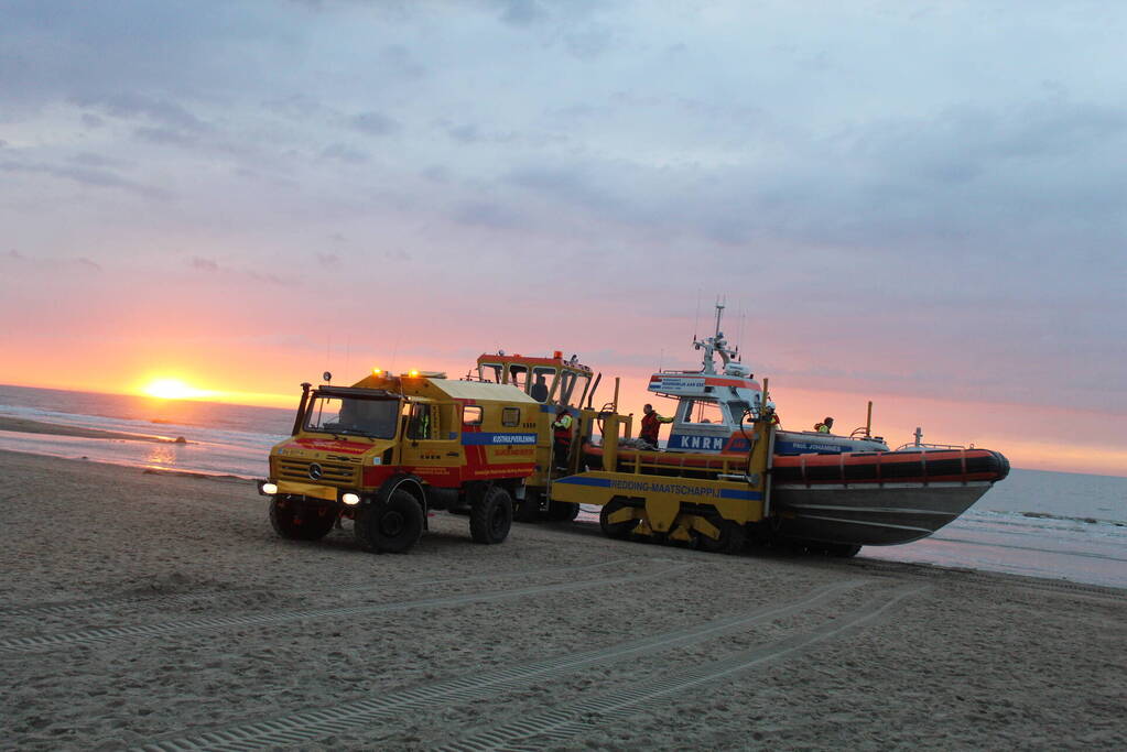Kitesurfer gered uit zee door KNRM
