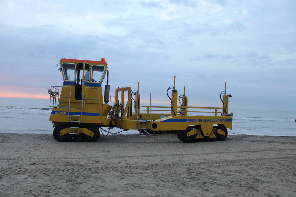 Kitesurfer gered uit zee door KNRM