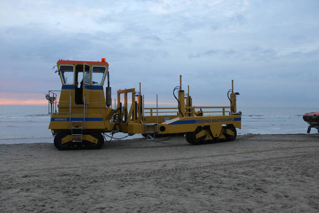 Kitesurfer gered uit zee door KNRM