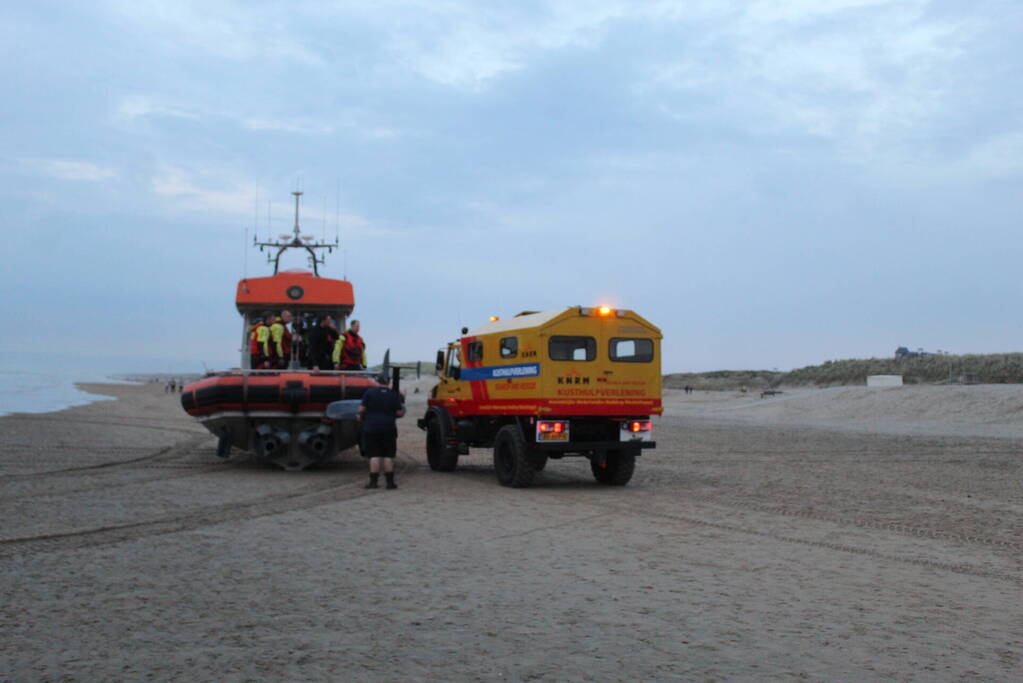 Kitesurfer gered uit zee door KNRM