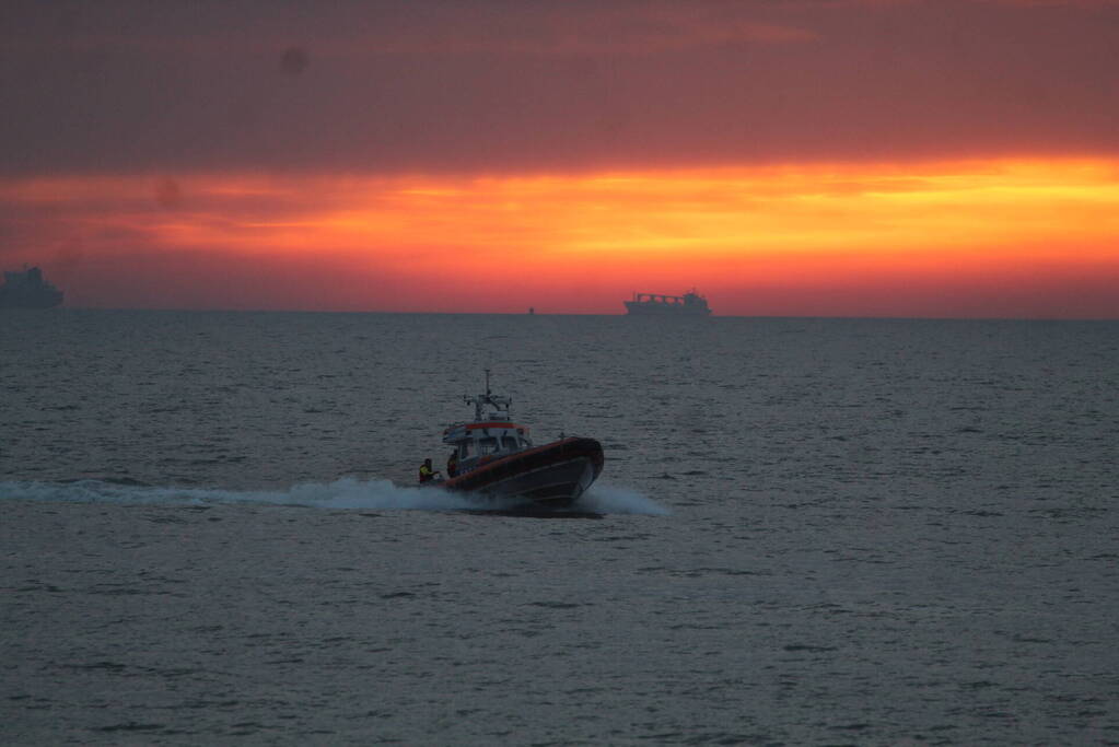 Kitesurfer gered uit zee door KNRM