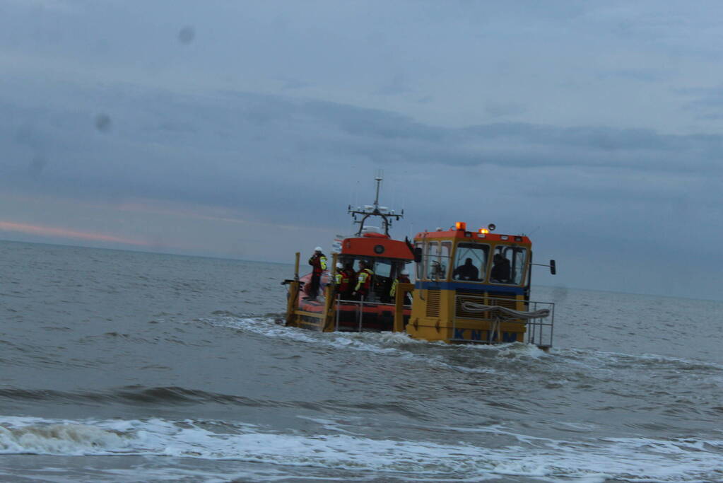 Kitesurfer gered uit zee door KNRM