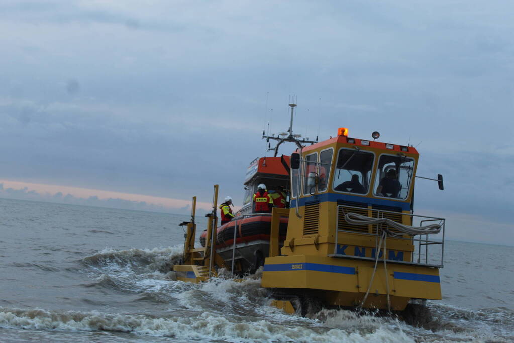 Kitesurfer gered uit zee door KNRM