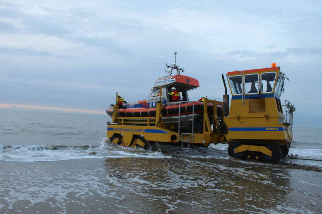 Kitesurfer gered uit zee door KNRM