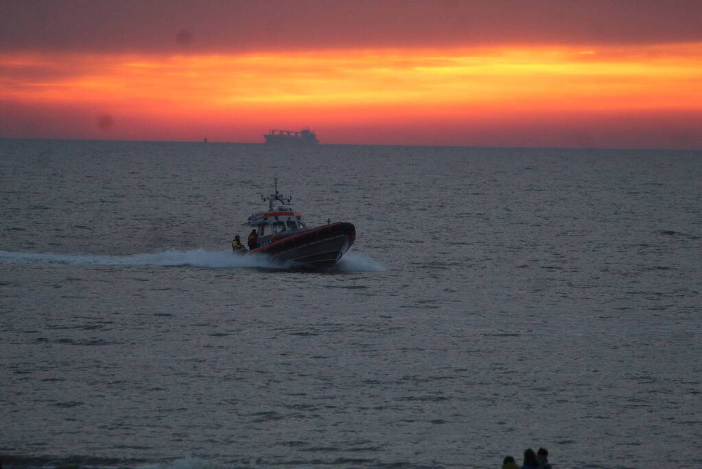 Kitesurfer gered uit zee door KNRM