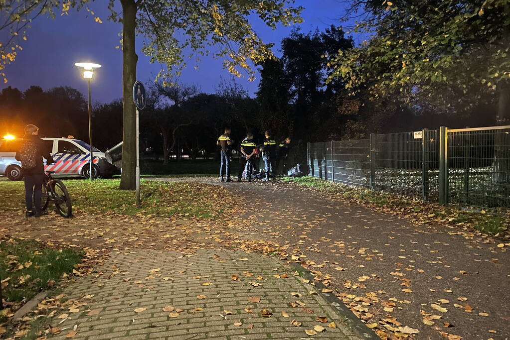 Scooterrijder ten val na botsing met hekwerk
