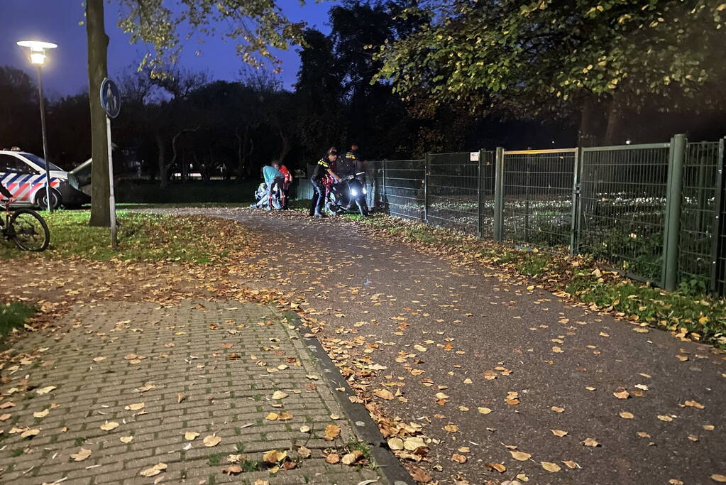 Scooterrijder ten val na botsing met hekwerk