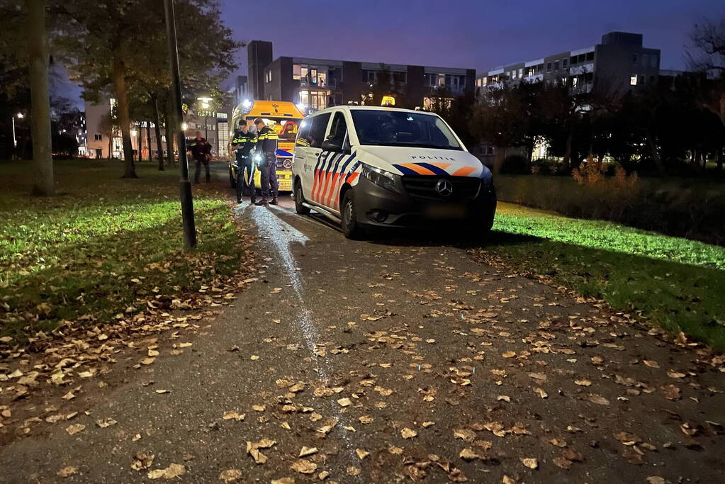 Scooterrijder ten val na botsing met hekwerk