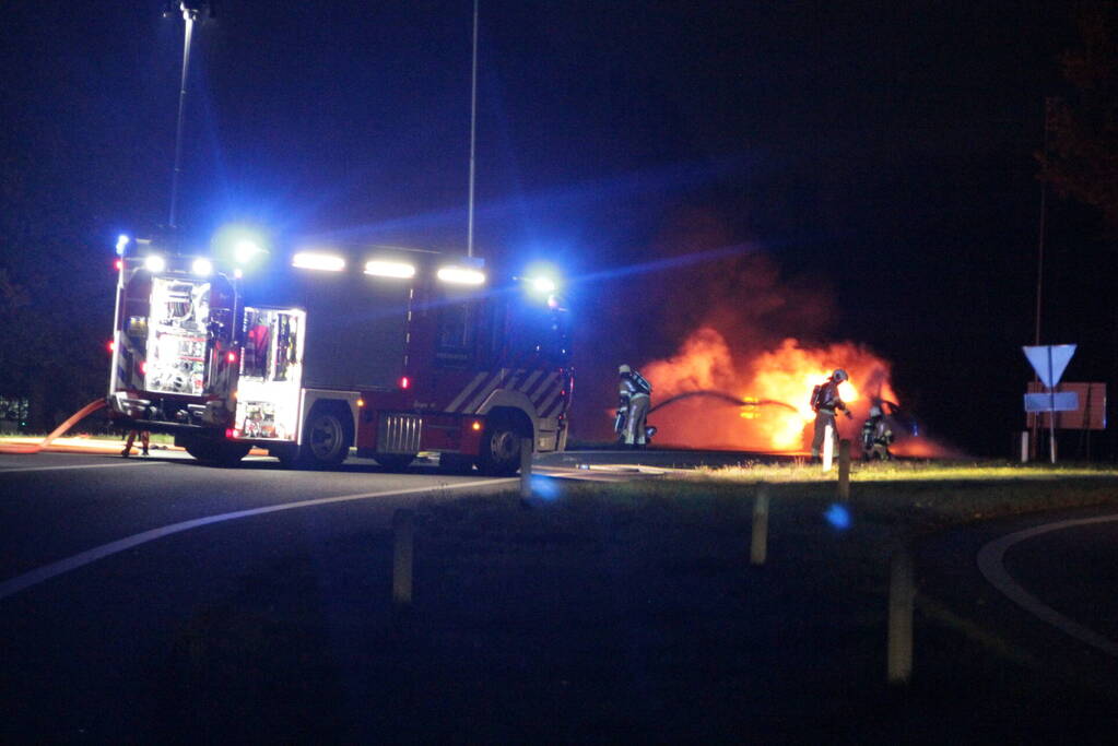 Personenauto uitgebrand op afrit van snelweg