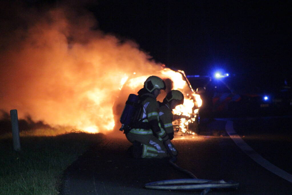 Personenauto uitgebrand op afrit van snelweg
