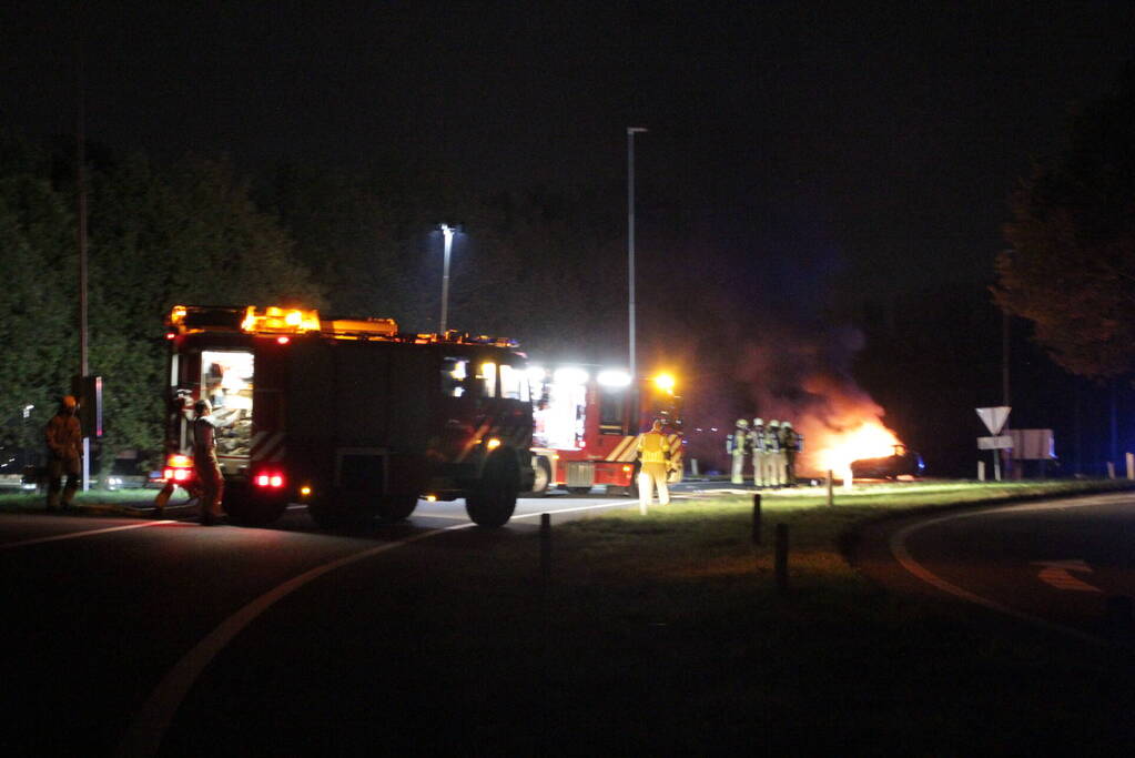 Personenauto uitgebrand op afrit van snelweg