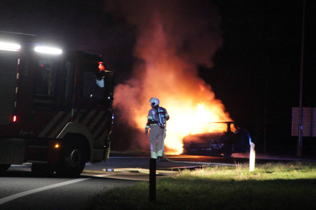 Personenauto uitgebrand op afrit van snelweg