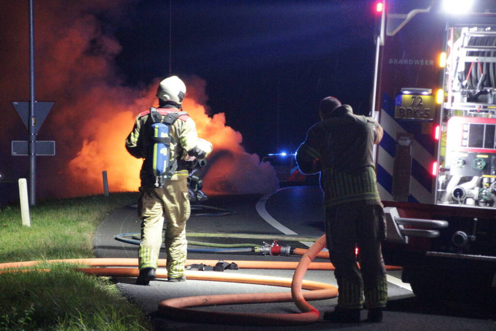 Personenauto uitgebrand op afrit van snelweg