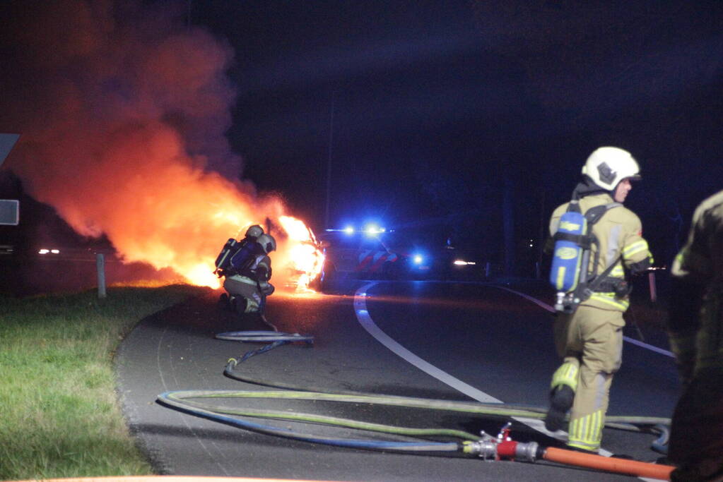 Personenauto uitgebrand op afrit van snelweg