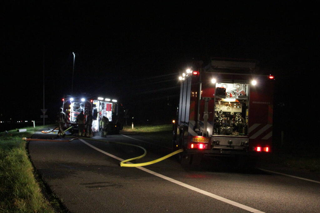 Personenauto uitgebrand op afrit van snelweg