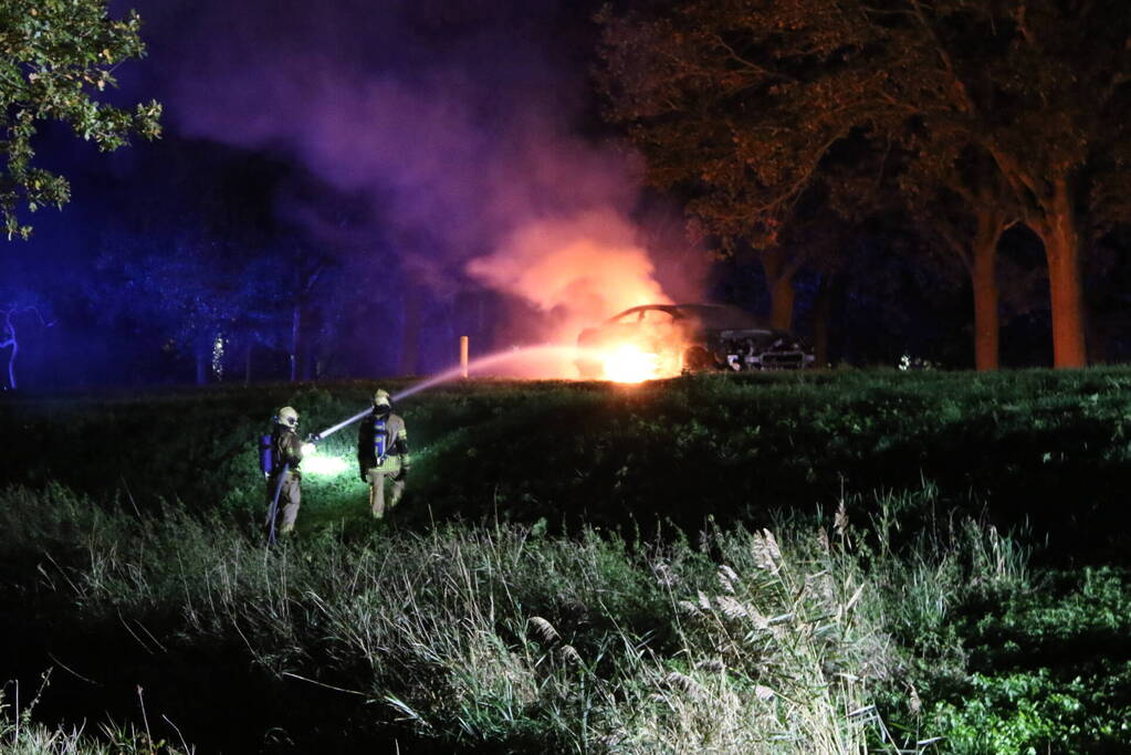 Personenauto uitgebrand op afrit van snelweg