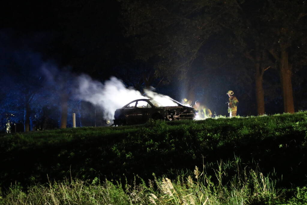 Personenauto uitgebrand op afrit van snelweg